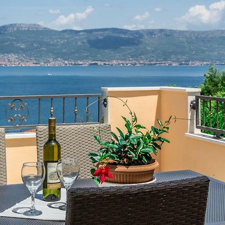 Apartment Leut With Spacious Terrace And Sea View 슬라티네 외부 사진