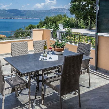 Apartment Leut With Spacious Terrace And Sea View 슬라티네 외부 사진