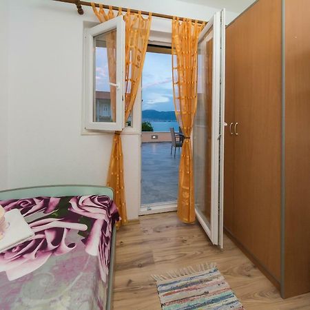 Apartment Leut With Spacious Terrace And Sea View 슬라티네 외부 사진