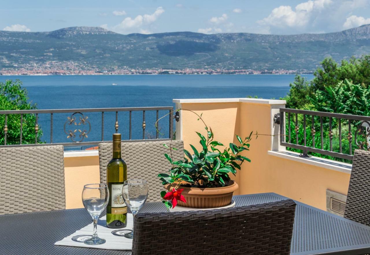 Apartment Leut With Spacious Terrace And Sea View 슬라티네 외부 사진