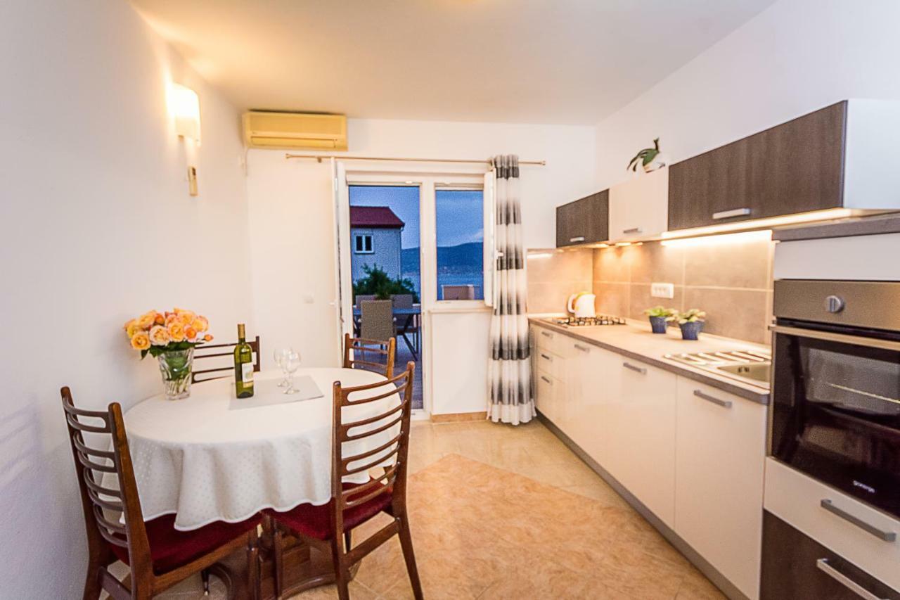 Apartment Leut With Spacious Terrace And Sea View 슬라티네 외부 사진
