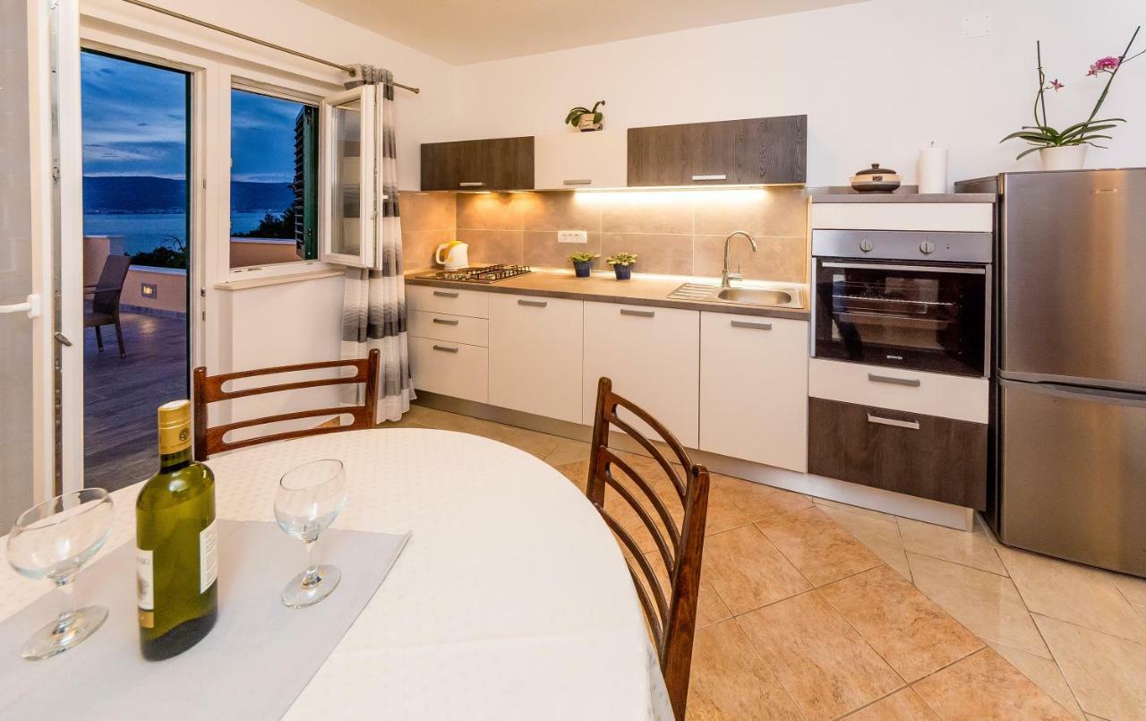 Apartment Leut With Spacious Terrace And Sea View 슬라티네 외부 사진