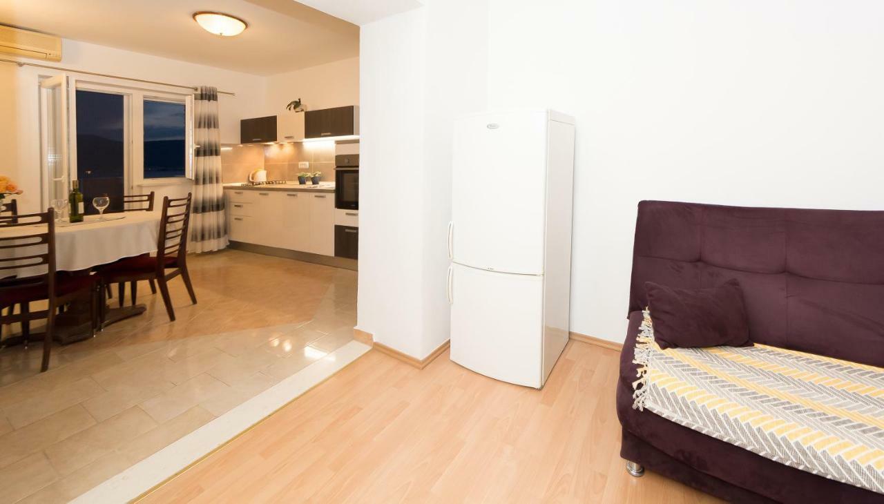 Apartment Leut With Spacious Terrace And Sea View 슬라티네 외부 사진
