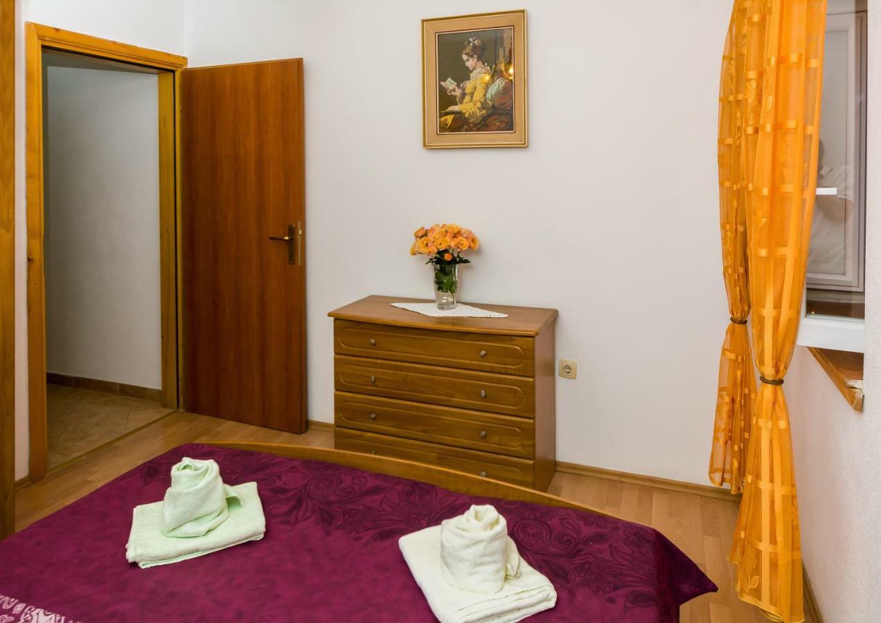 Apartment Leut With Spacious Terrace And Sea View 슬라티네 외부 사진