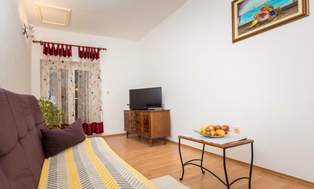 Apartment Leut With Spacious Terrace And Sea View 슬라티네 외부 사진
