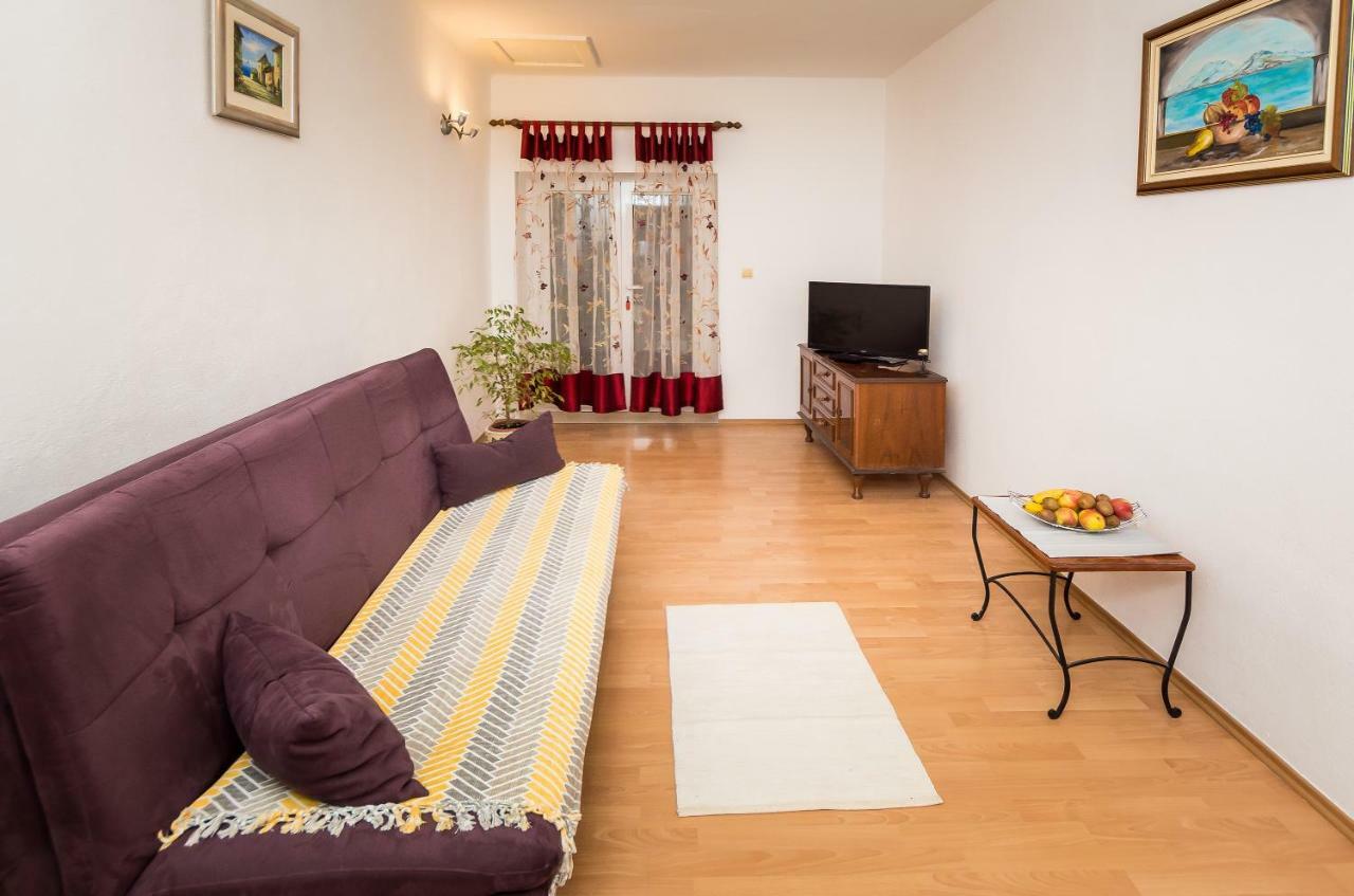 Apartment Leut With Spacious Terrace And Sea View 슬라티네 외부 사진