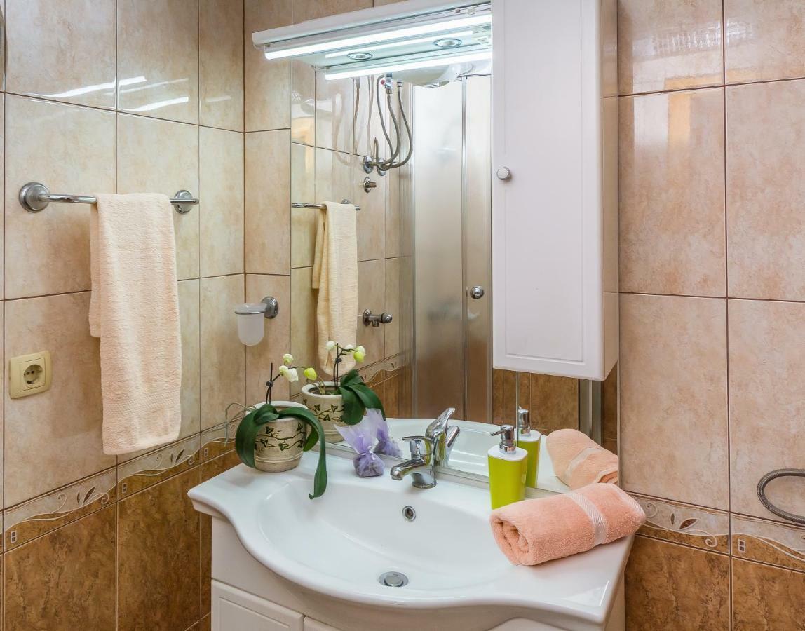 Apartment Leut With Spacious Terrace And Sea View 슬라티네 외부 사진