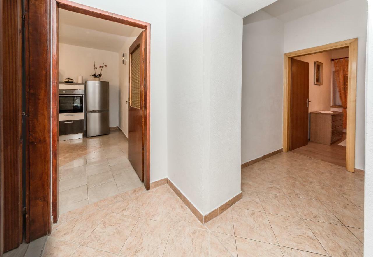 Apartment Leut With Spacious Terrace And Sea View 슬라티네 외부 사진