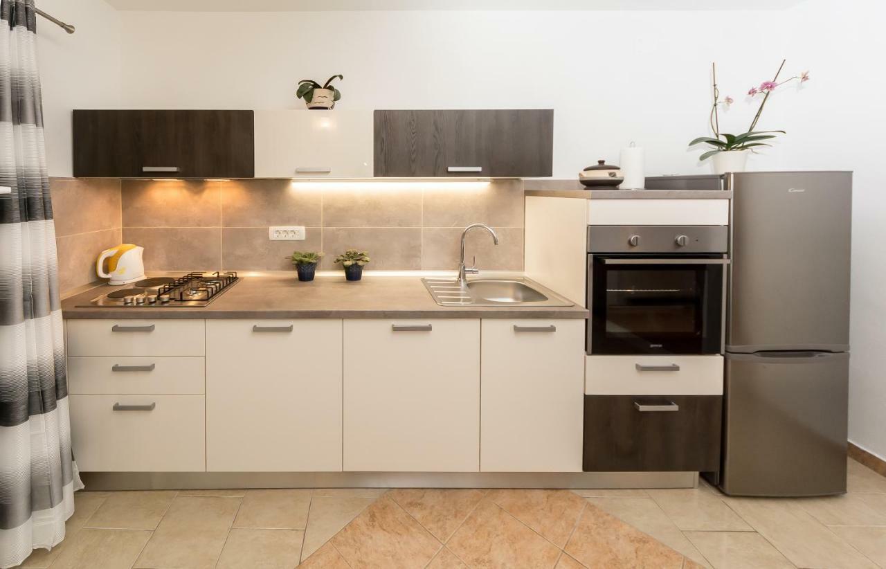 Apartment Leut With Spacious Terrace And Sea View 슬라티네 외부 사진