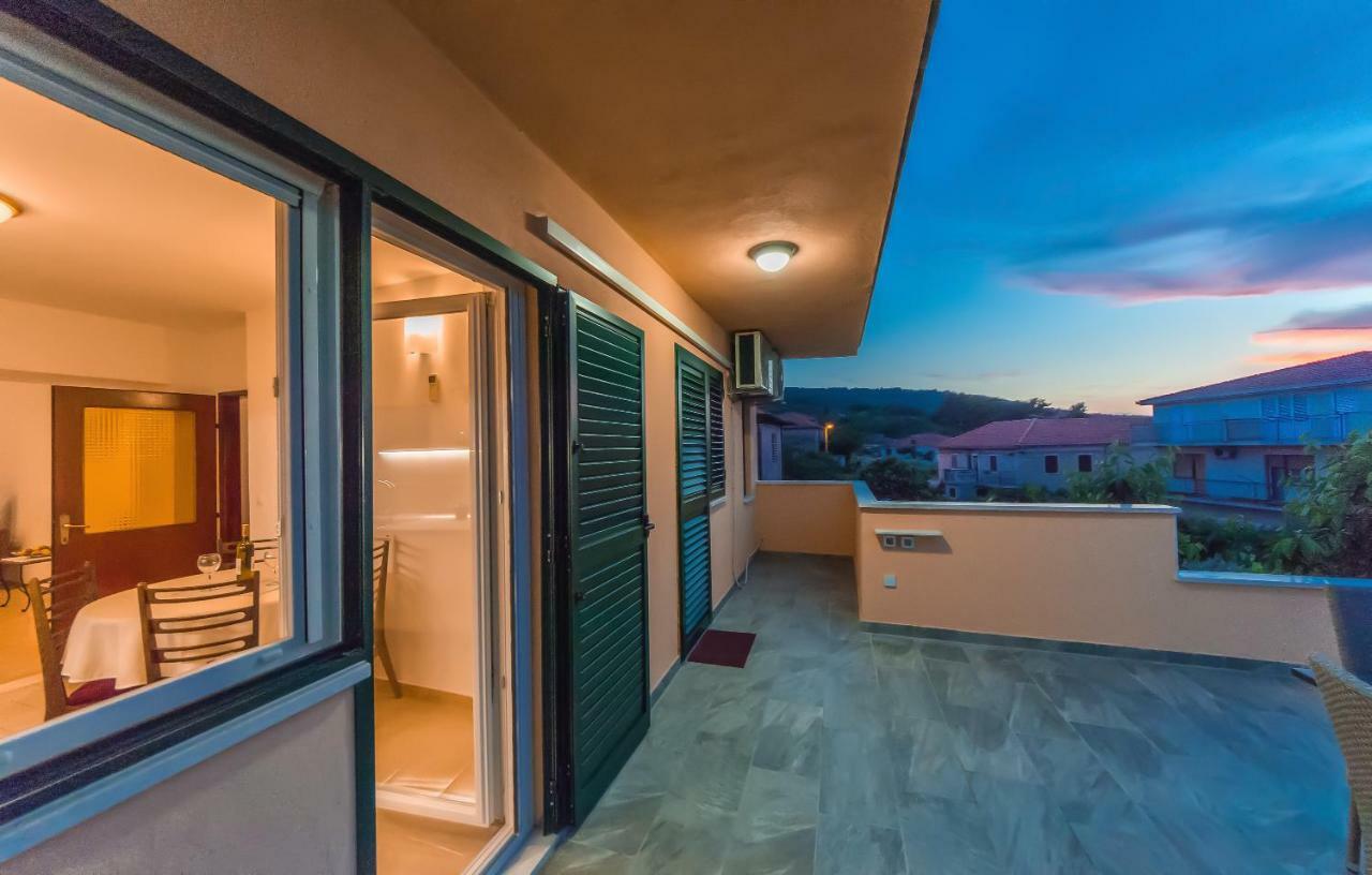 Apartment Leut With Spacious Terrace And Sea View 슬라티네 외부 사진