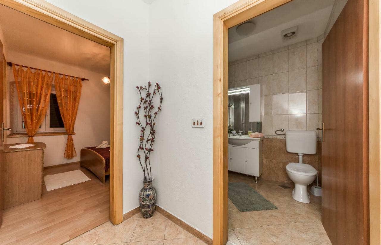 Apartment Leut With Spacious Terrace And Sea View 슬라티네 외부 사진