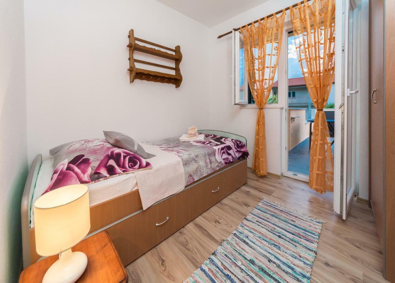 Apartment Leut With Spacious Terrace And Sea View 슬라티네 외부 사진