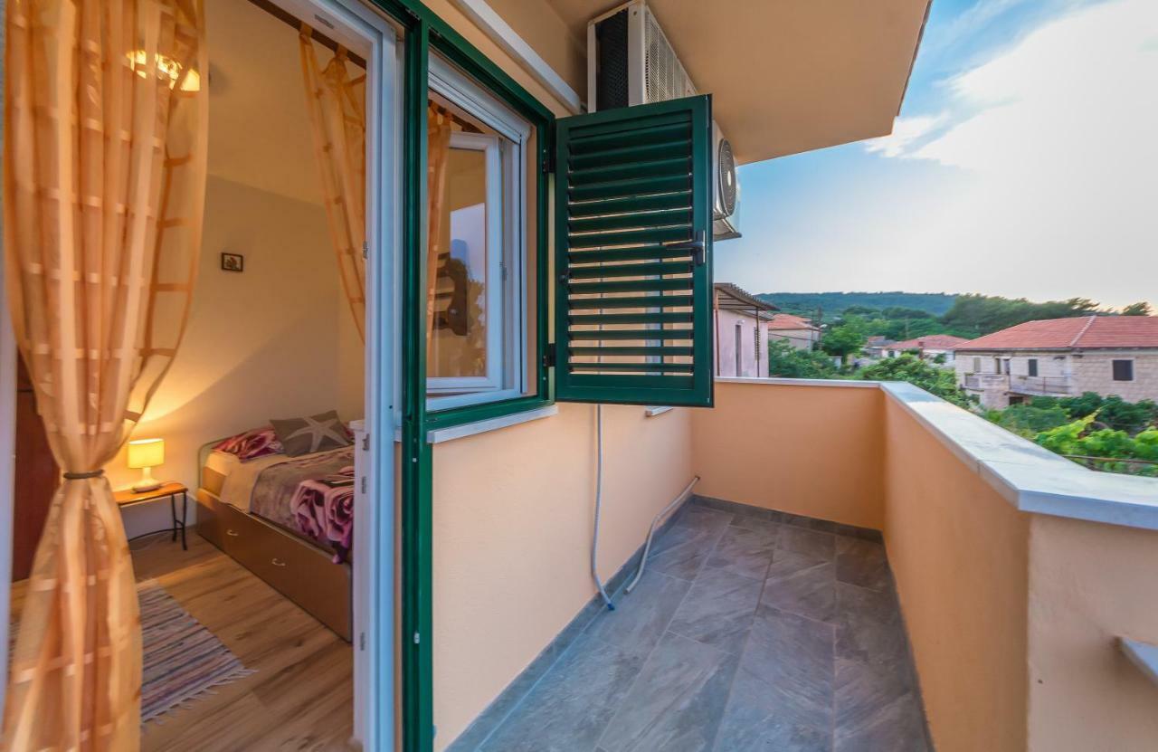 Apartment Leut With Spacious Terrace And Sea View 슬라티네 외부 사진