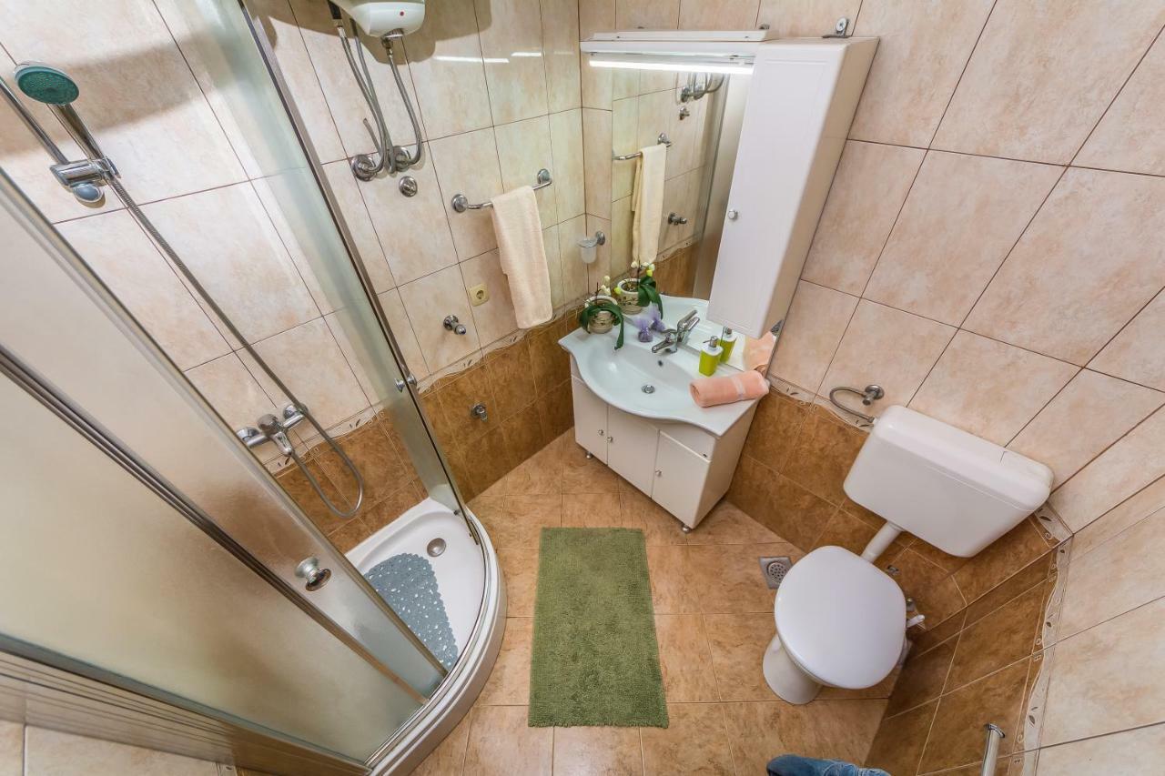 Apartment Leut With Spacious Terrace And Sea View 슬라티네 외부 사진